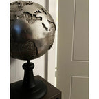  Figura Decorativa Globo Terrestre Argento Piedistallo Nero 18 X 33 Cm Earth